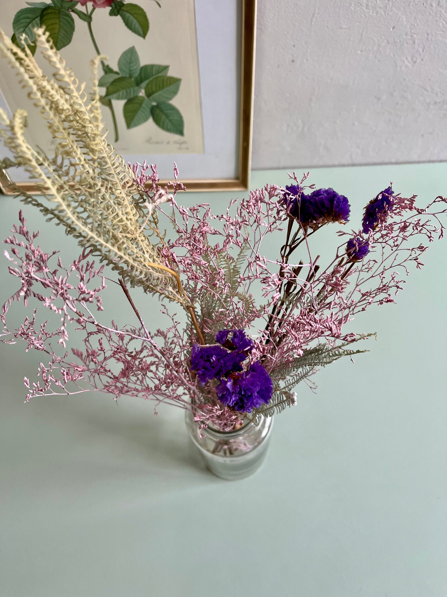 Flacon ancien avec bouquet de fleurs séchées