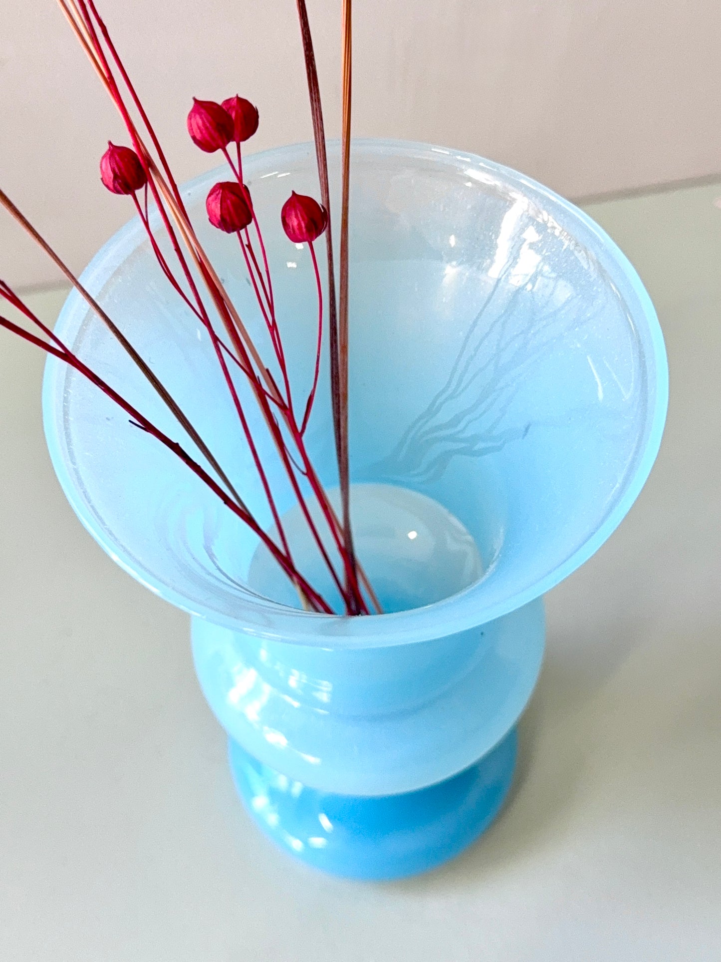 Vase bleu en opaline