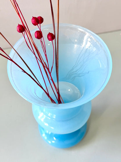 Vase bleu en opaline