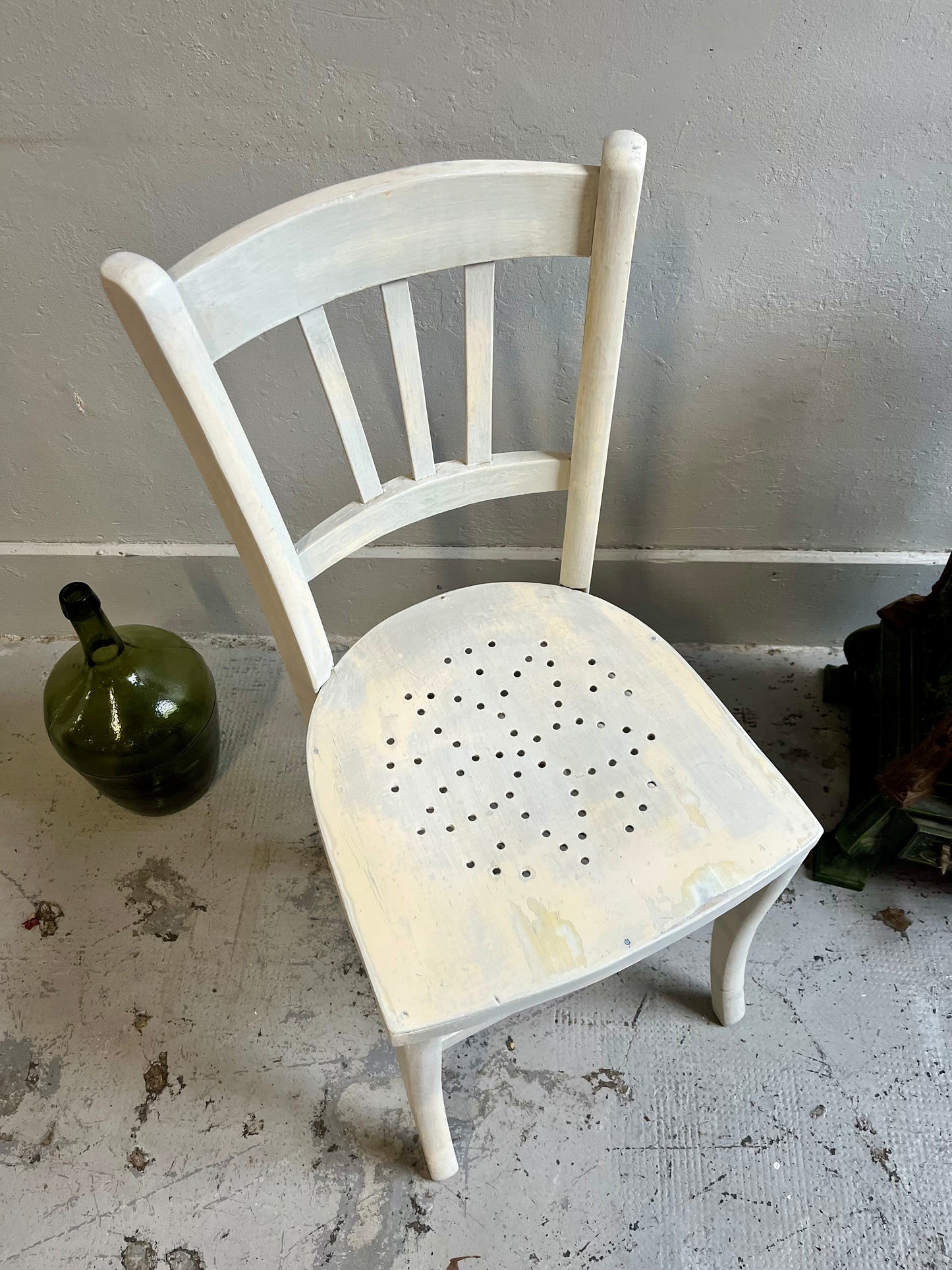 Chaise patinée blanche 1