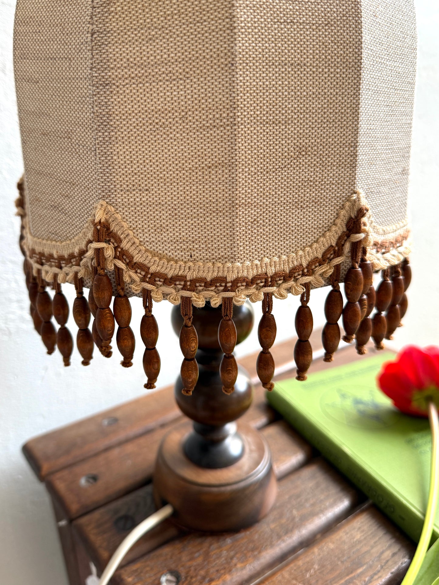 Lampe à poser avec about-jour en tissu et perles