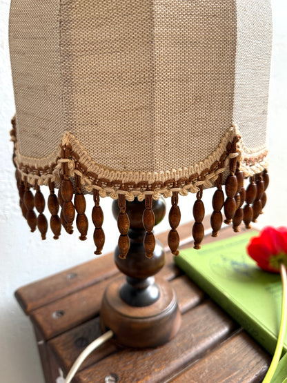 Lampe à poser avec about-jour en tissu et perles