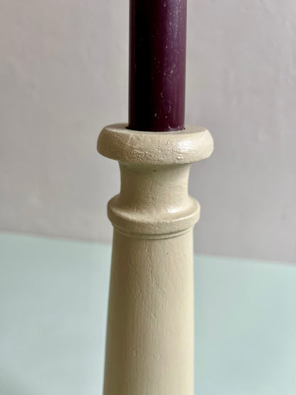 Bougeoir en bois sculpté beige