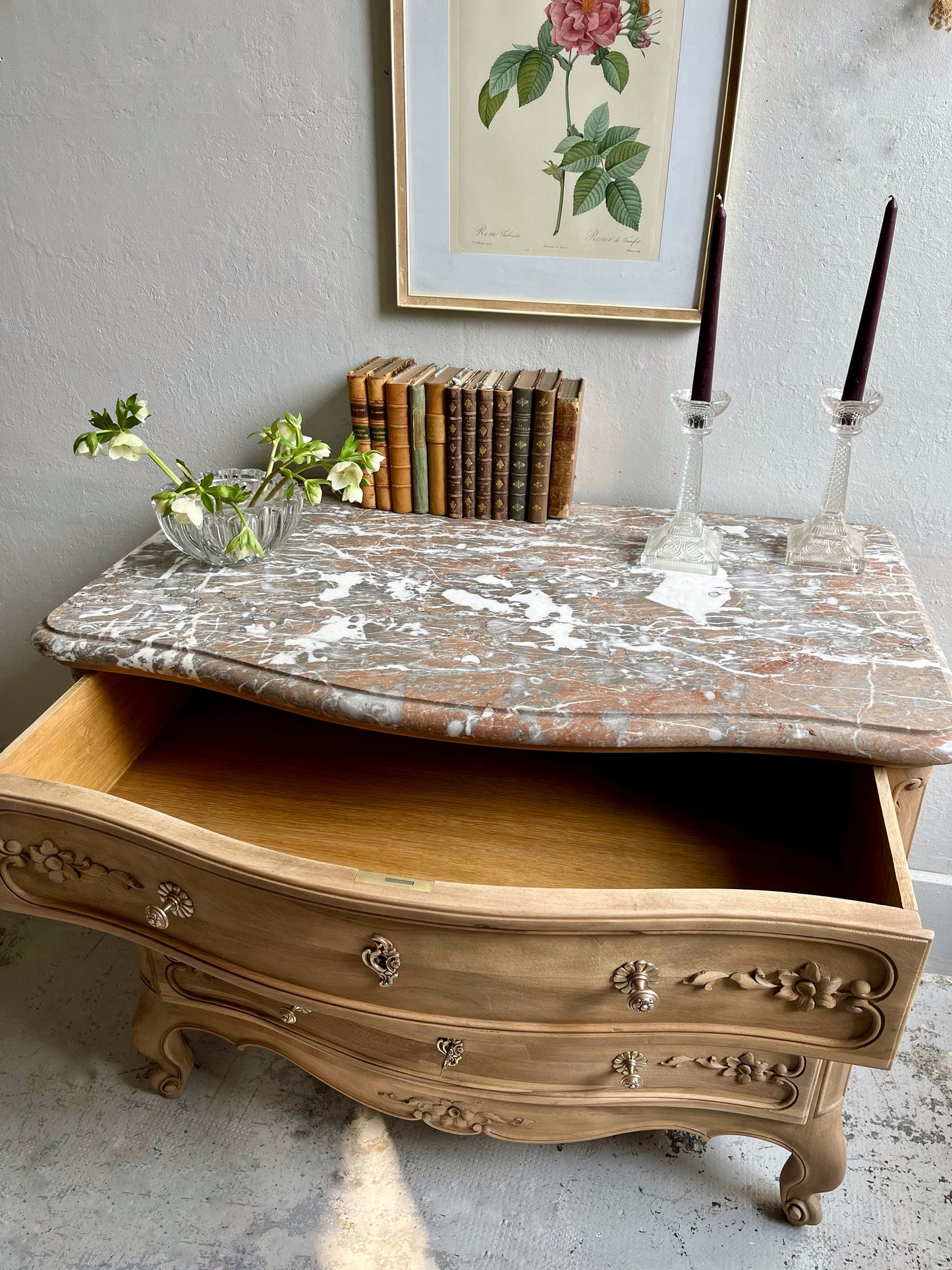 Commode gravée fleurs plateau en marbre