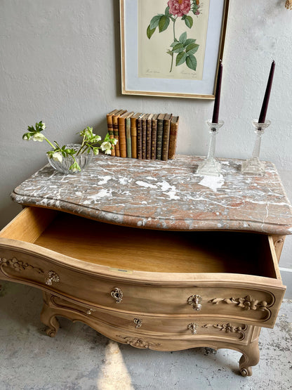 Commode gravée fleurs plateau en marbre
