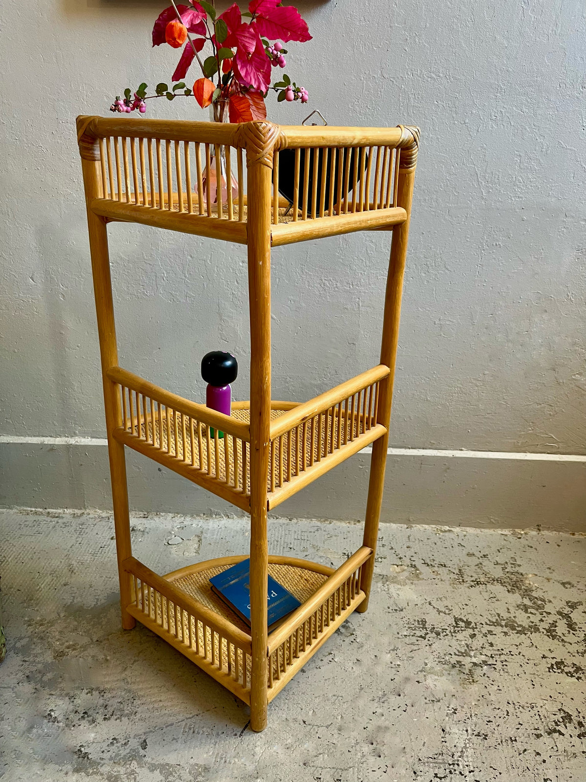 Étagère d’angle vintage en bambou  Meubles Patine