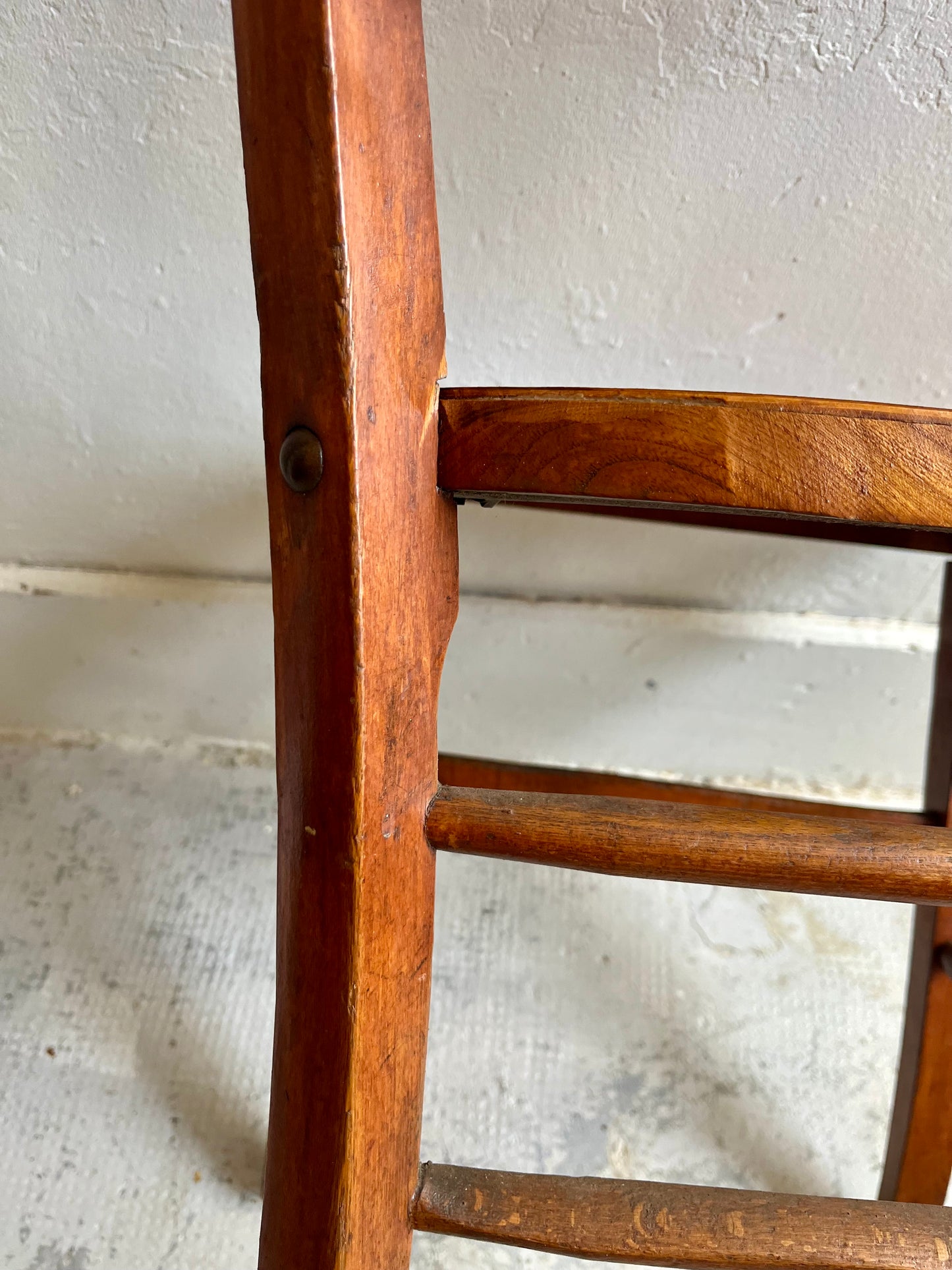 Chaise bistrot ancienne assise gravée bois foncé