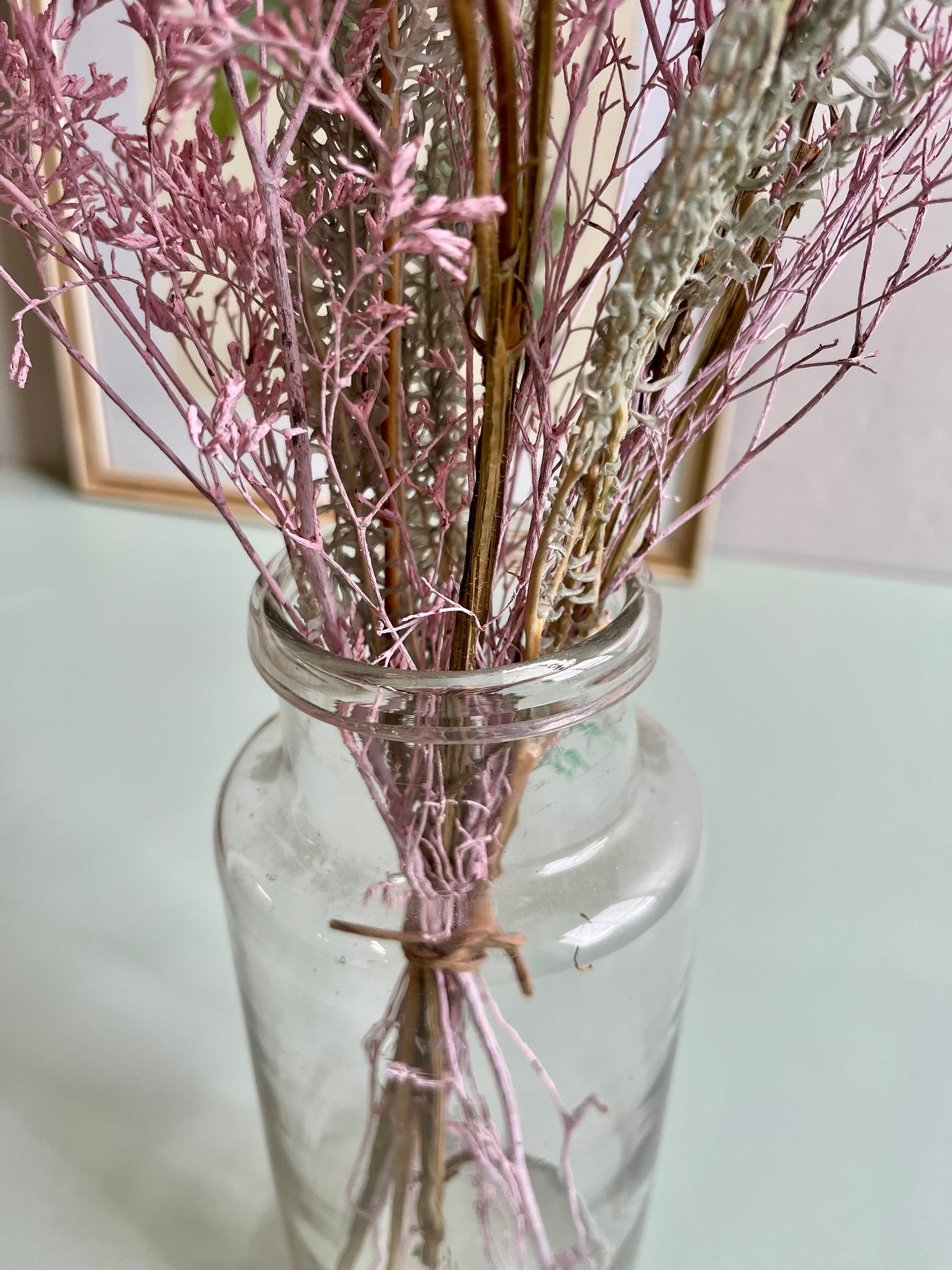 Flacon ancien avec bouquet de fleurs séchées