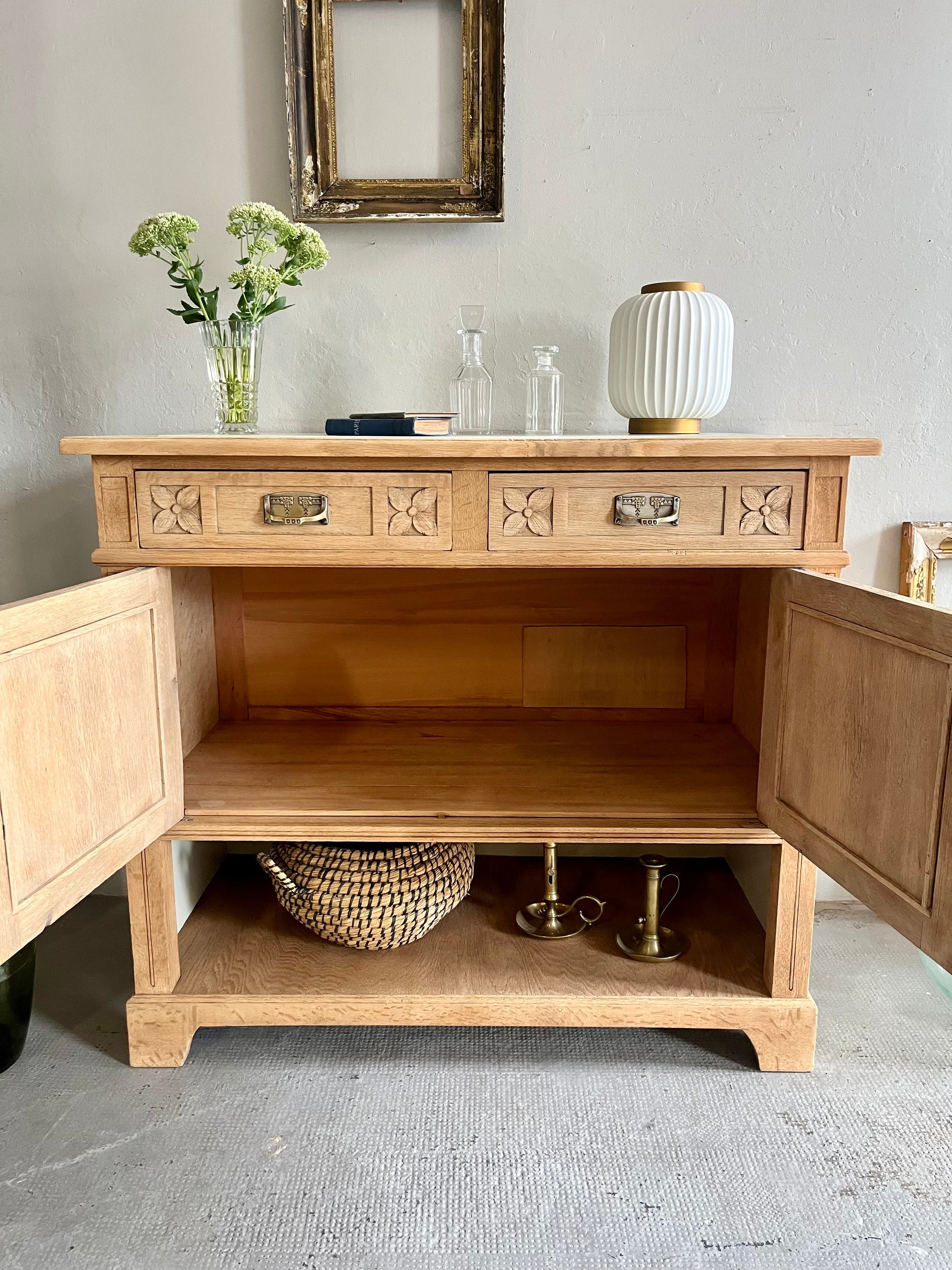 Buffet ancien en chêne sculpté  Meubles Patine