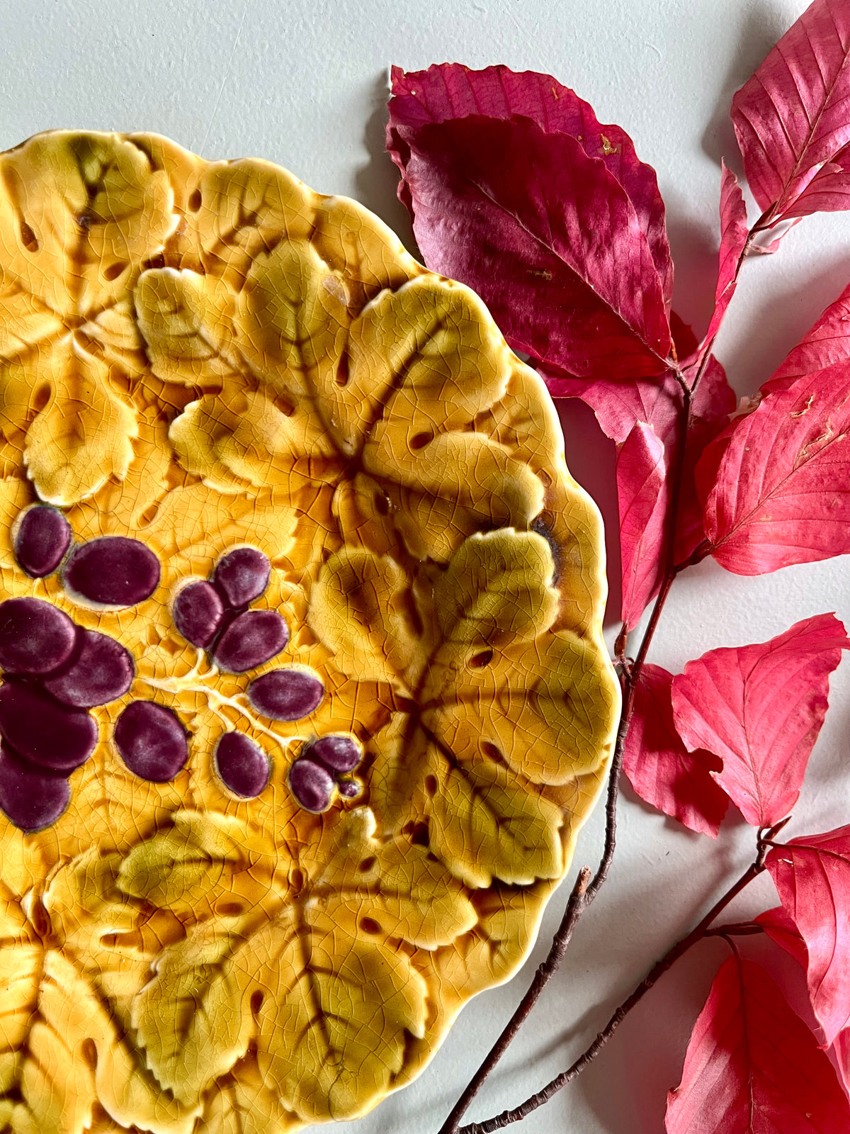 Assiette décorative ancienne Sarreguemines – Raisins  Vaisselle Patine