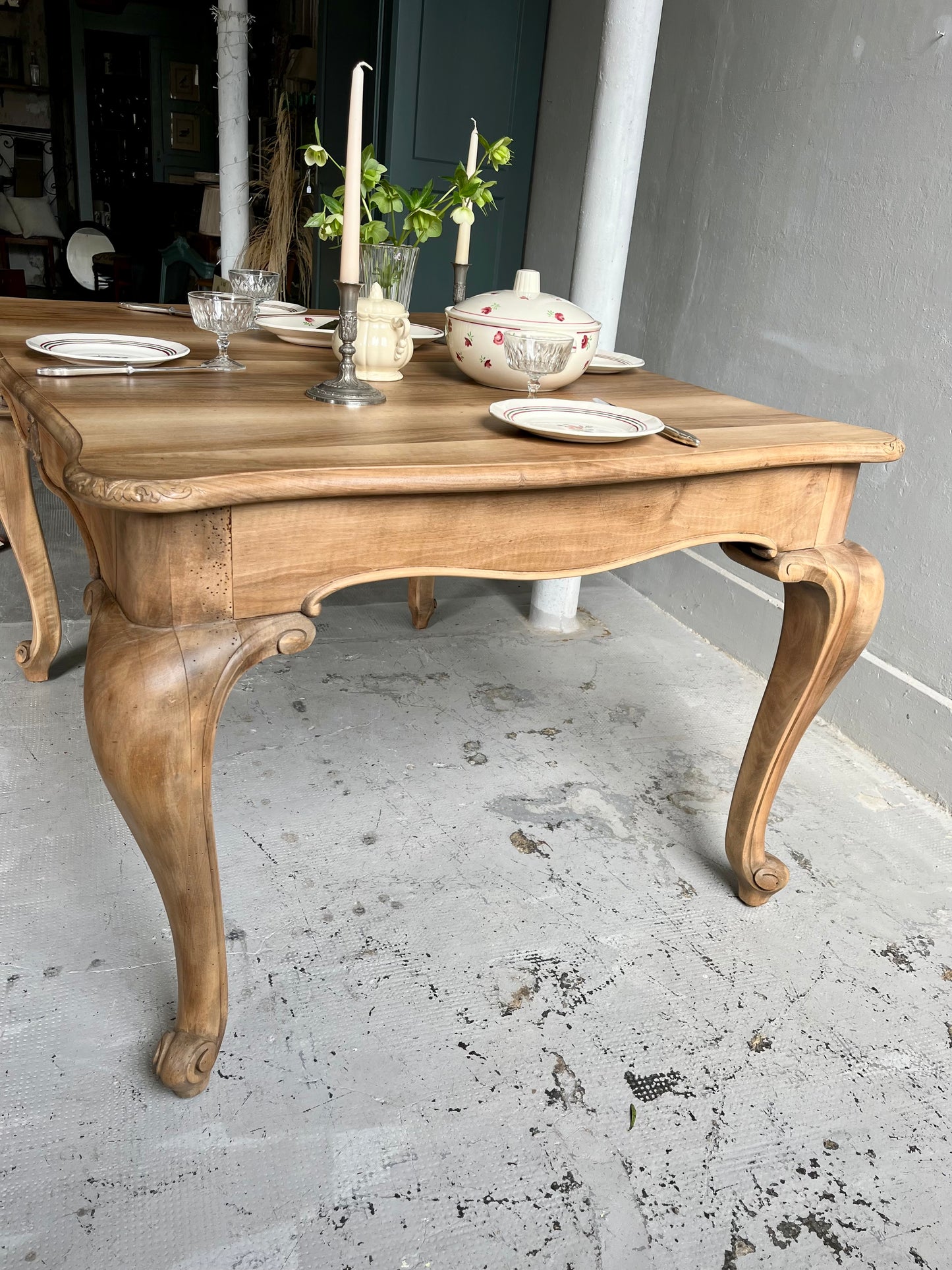 Table ancienne en noyer style Louis XV