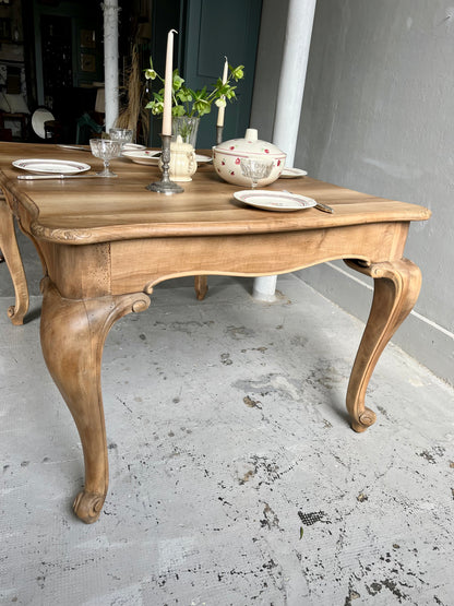 Table ancienne en noyer style Louis XV