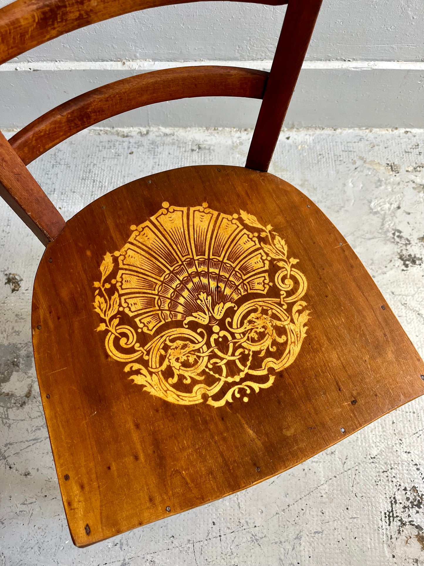 Chaise bistrot ancienne assise gravée bois foncé