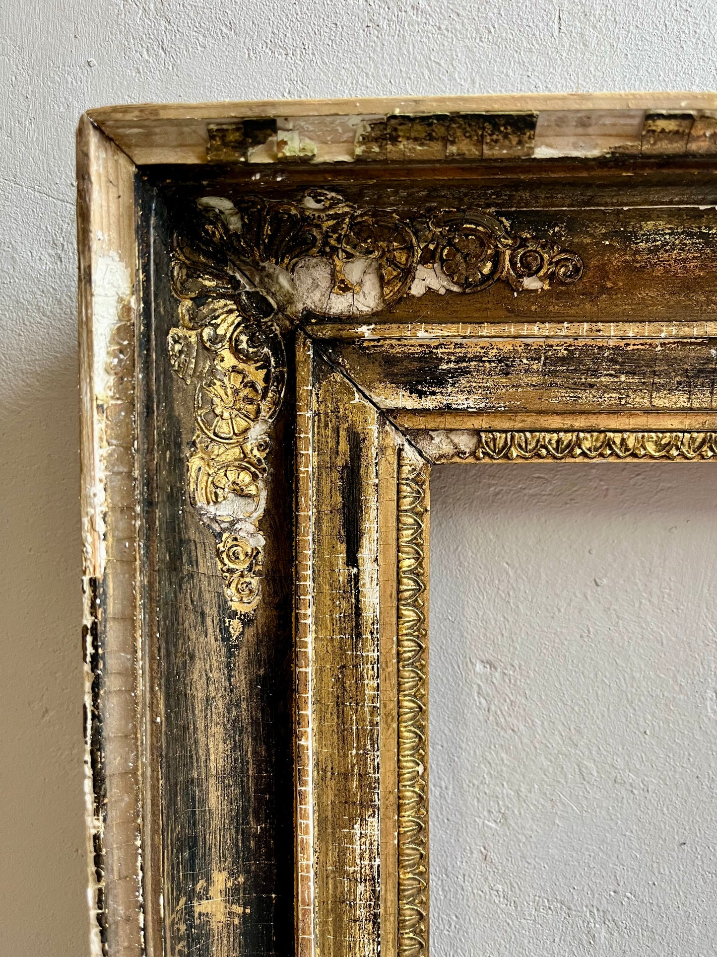 Cadre ancien en bois et moulures plâtres patiné