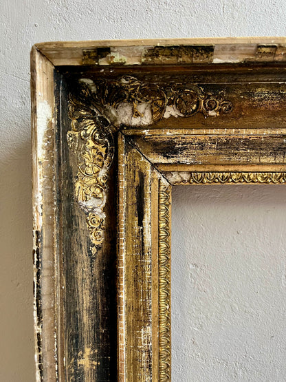 Cadre ancien en bois et moulures plâtres patiné