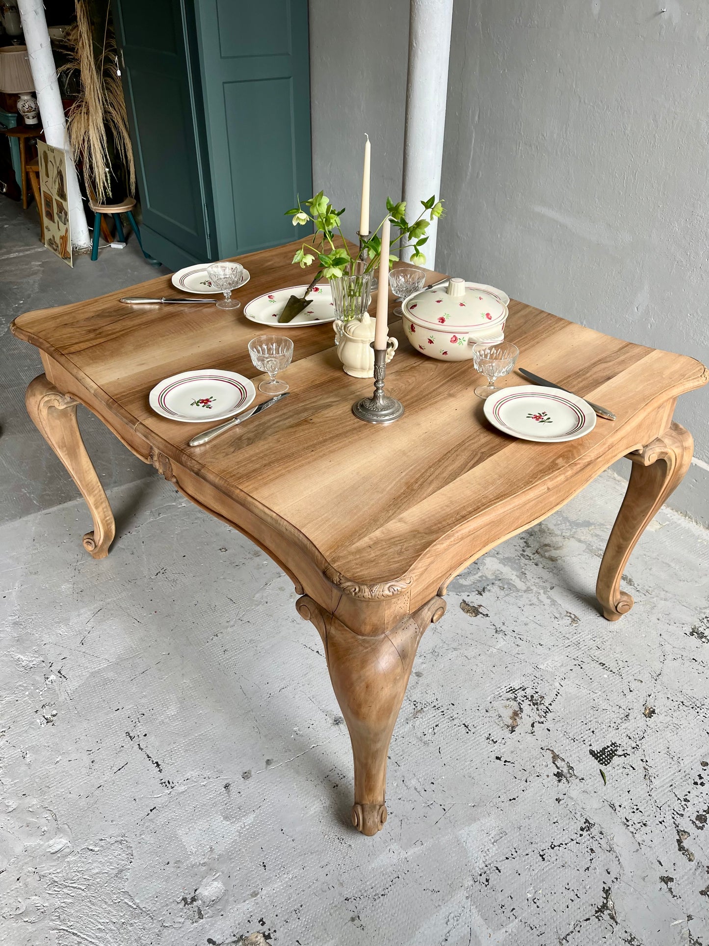 Table ancienne en noyer style Louis XV