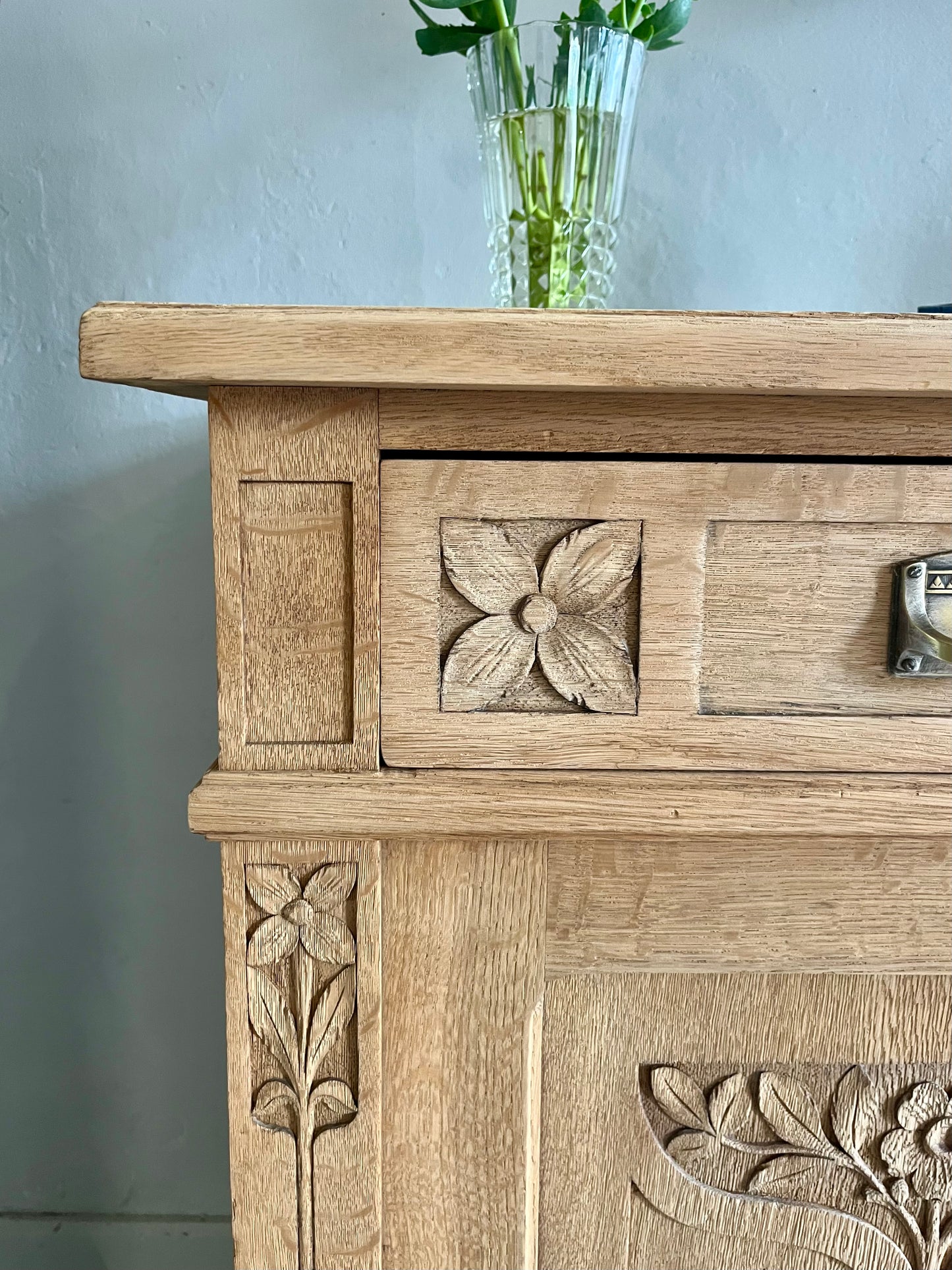 Buffet ancien en chêne sculpté  Meubles Patine