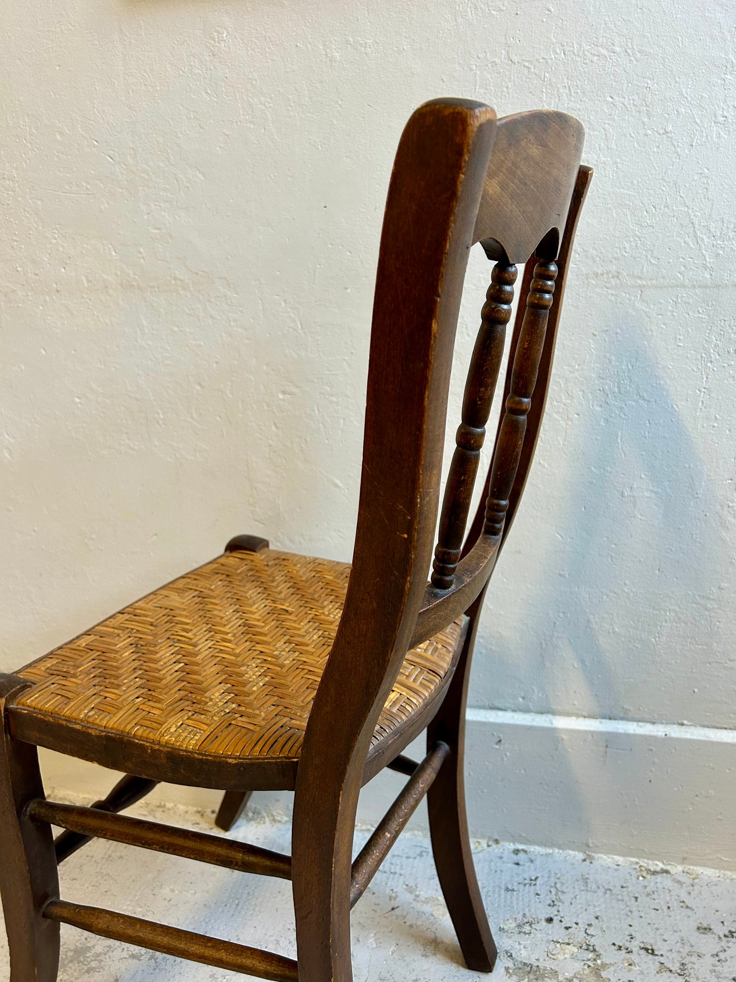 Chaises bistrot en bois foncé à assise paillée - paire