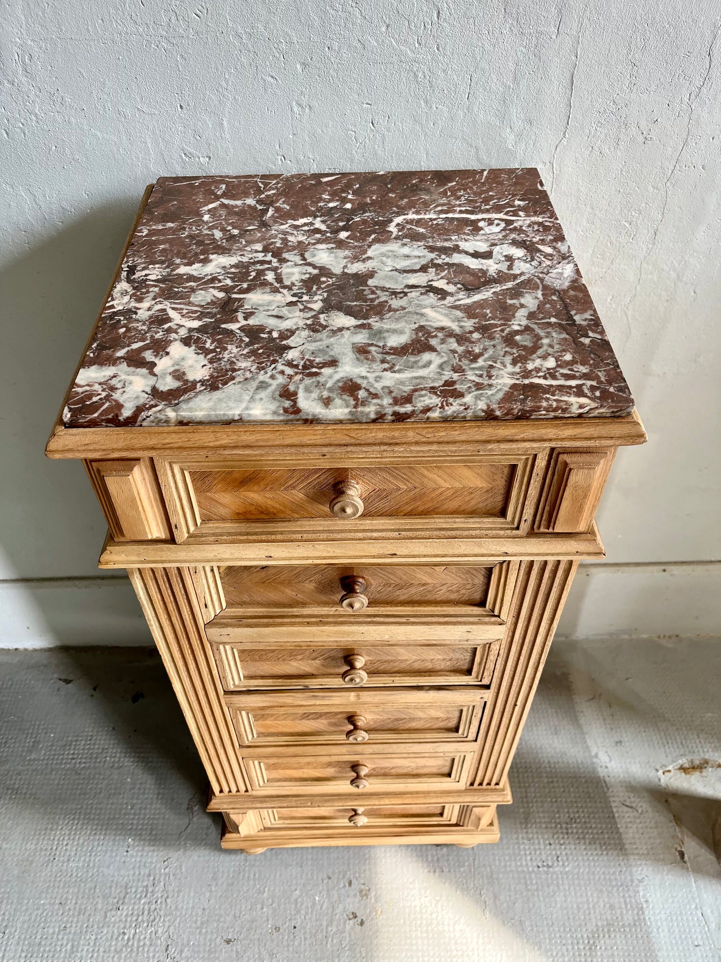 Chiffonnier en bois et marbre