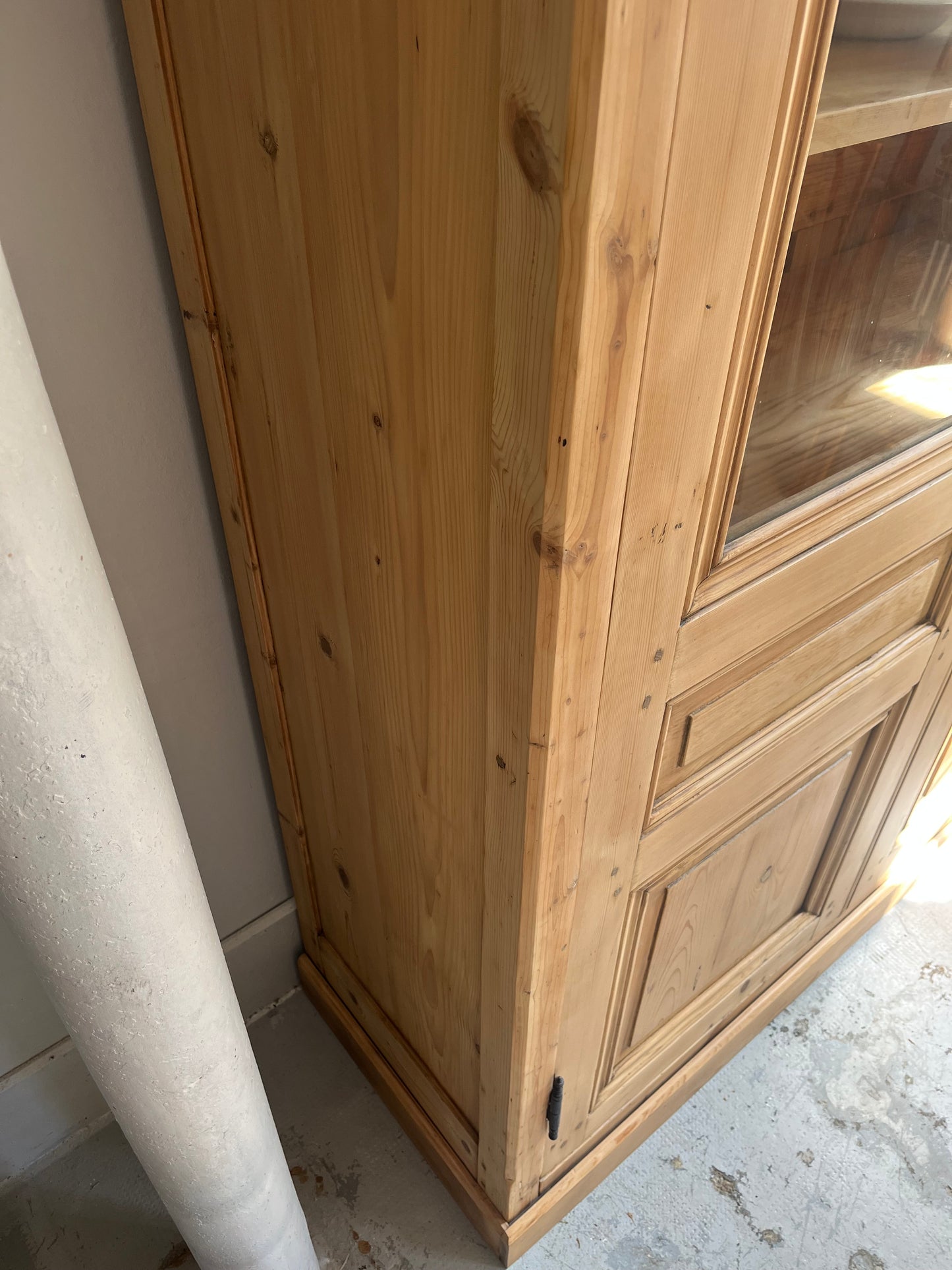 Armoire vaisselier ancien en pin massif portes vitrées