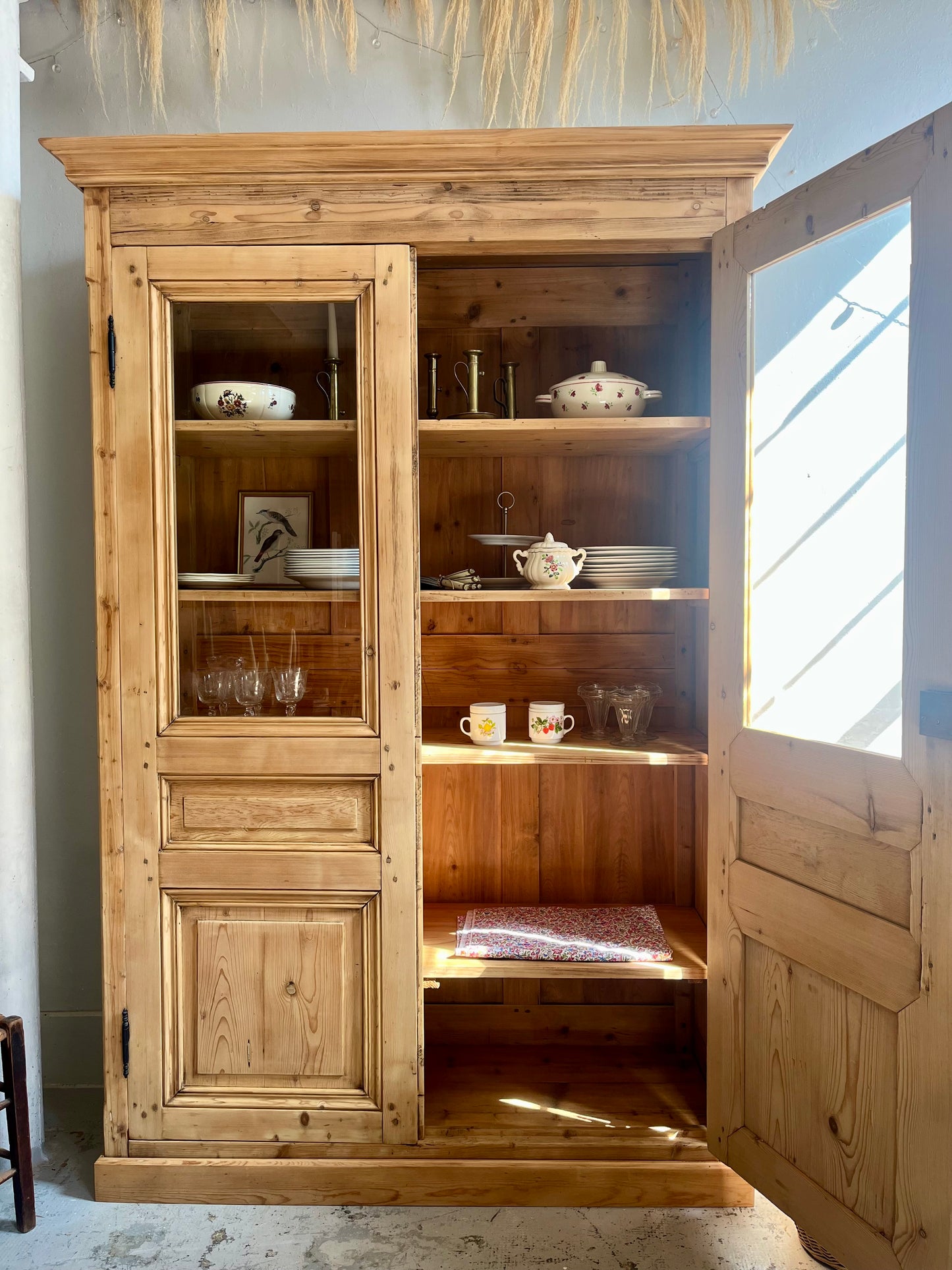 Armoire vaisselier ancien en pin massif portes vitrées