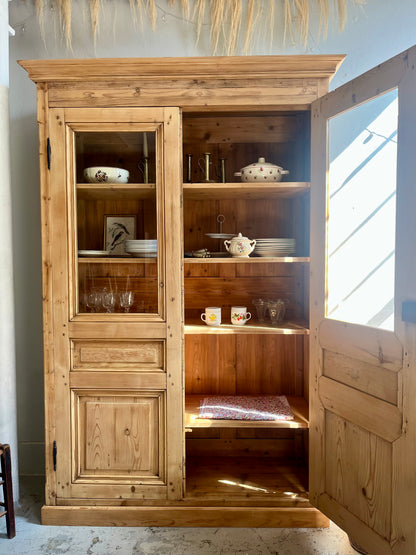 Armoire vaisselier ancien en pin massif portes vitrées