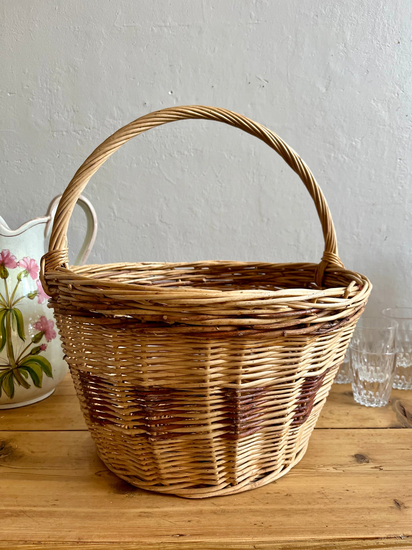 Panier ancien en osier bi couleur   Patine