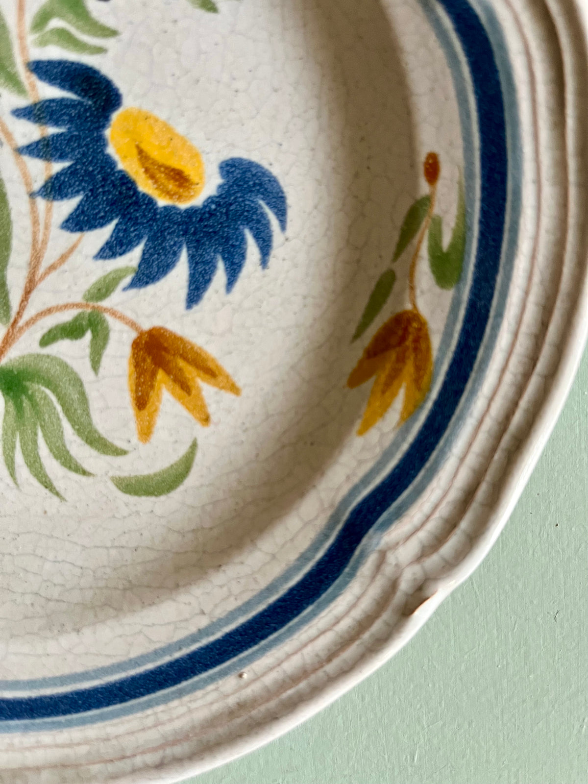 Assiette ancienne en faïence à décor floral peint à la main   Patine