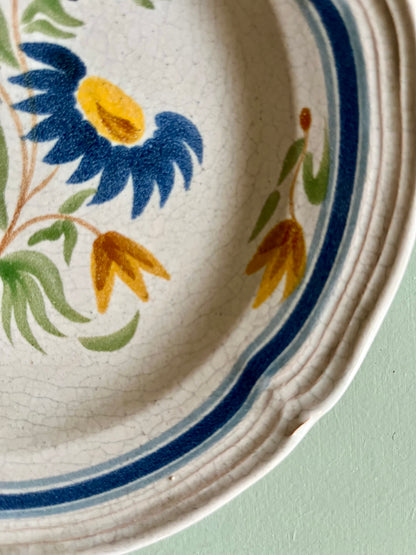 Assiette ancienne en faïence à décor floral peint à la main   Patine