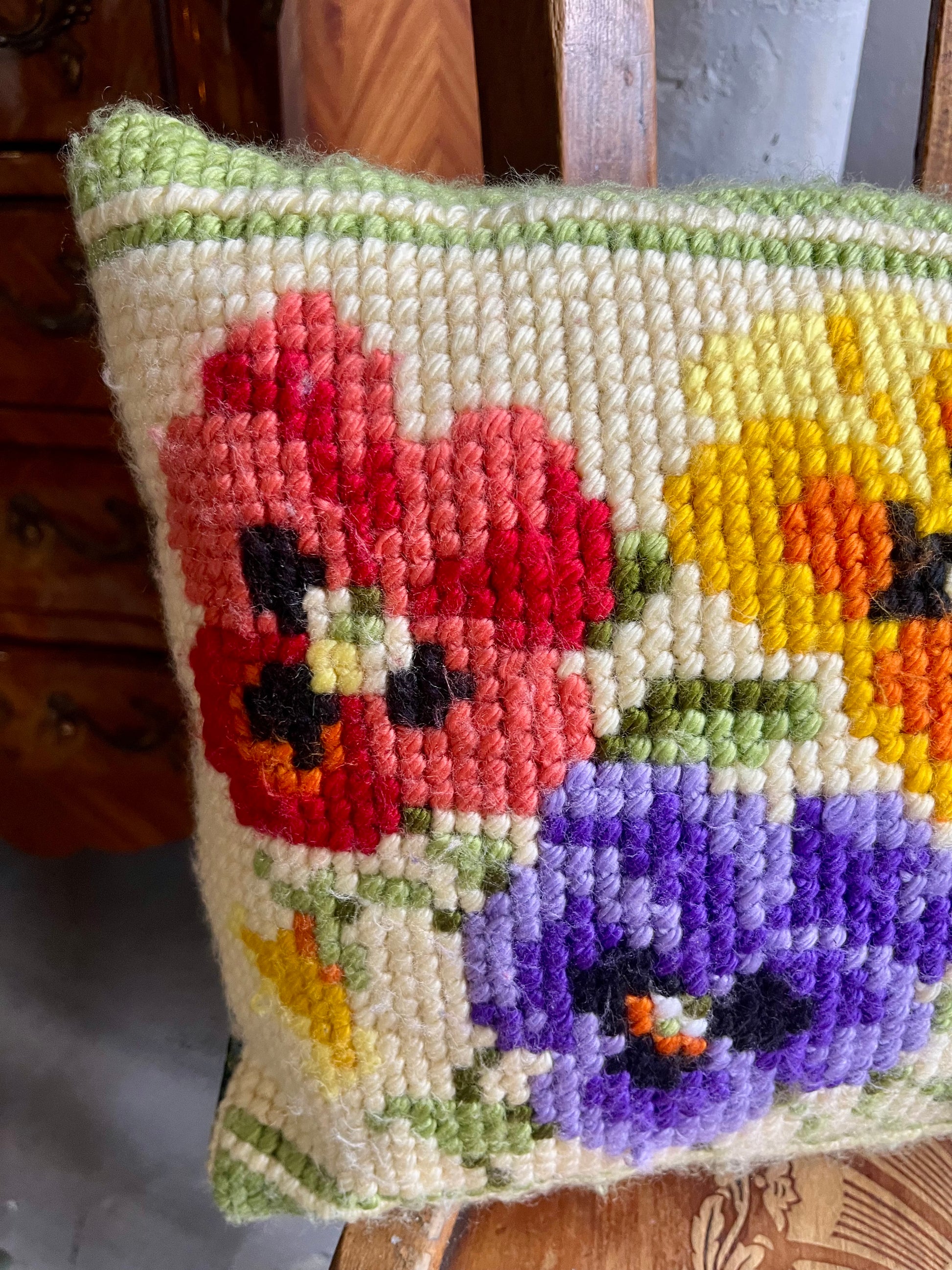 Coussin en point de croix motif floral   Patine