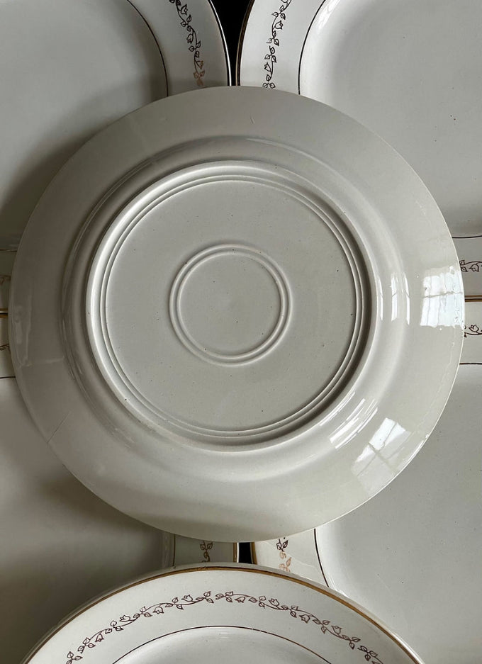 8 assiettes plates en porcelaine