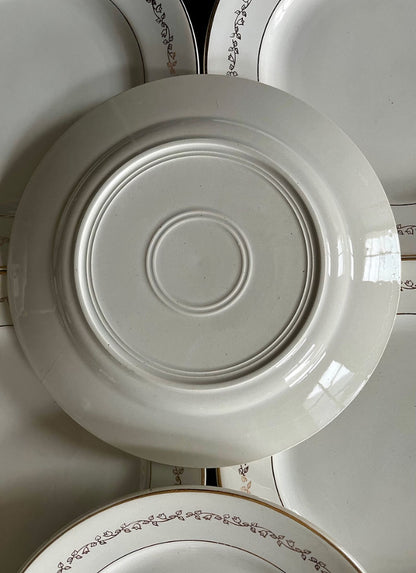 8 assiettes plates en porcelaine