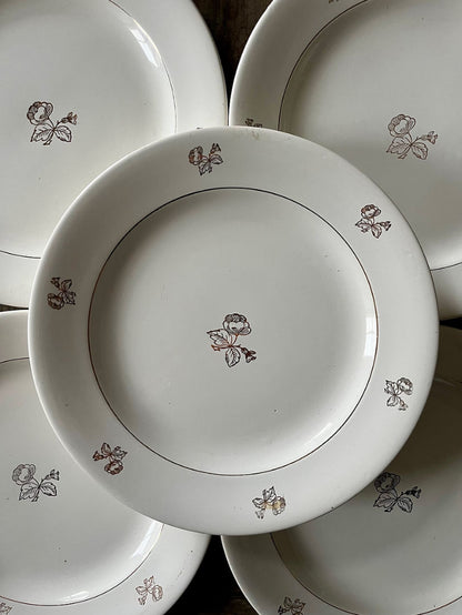 8 assiettes en céramique blanches