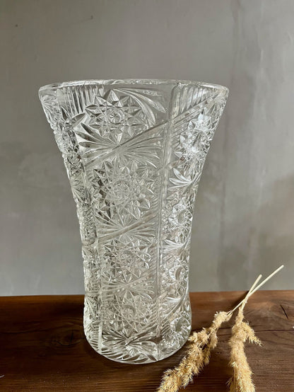 Grand vase en verre ciselé