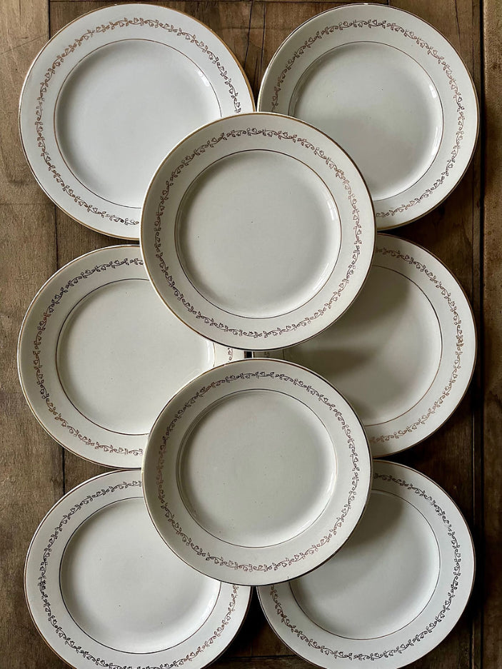 8 assiettes plates en porcelaine