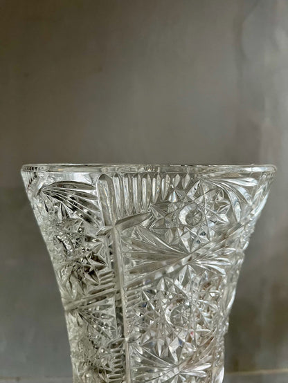 Grand vase en verre ciselé