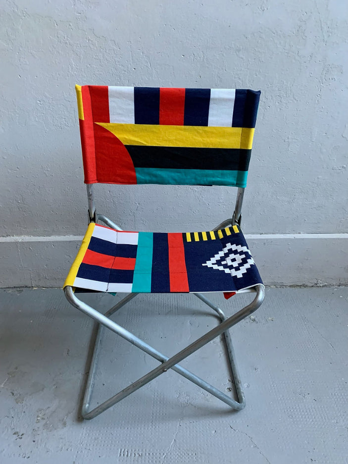 Petite chaise pliable vintage – tissu coloré