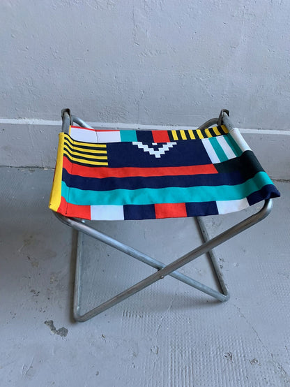 Petite chaise pliable vintage – tissu coloré
