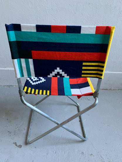 Petite chaise pliable vintage – tissu coloré