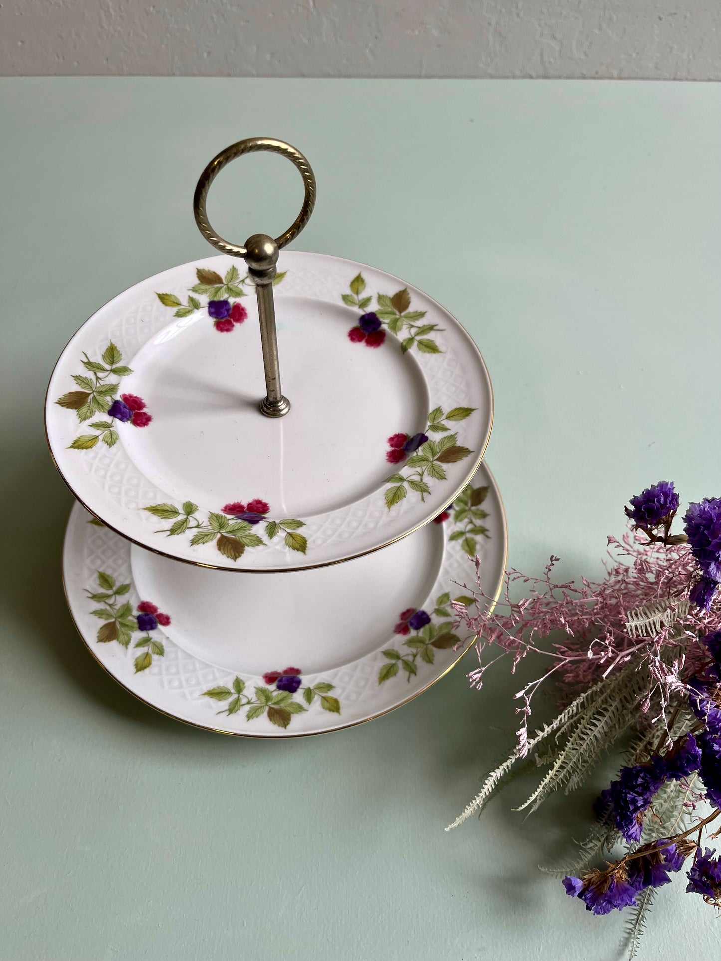 Plat de service en porcelaine décor mûres