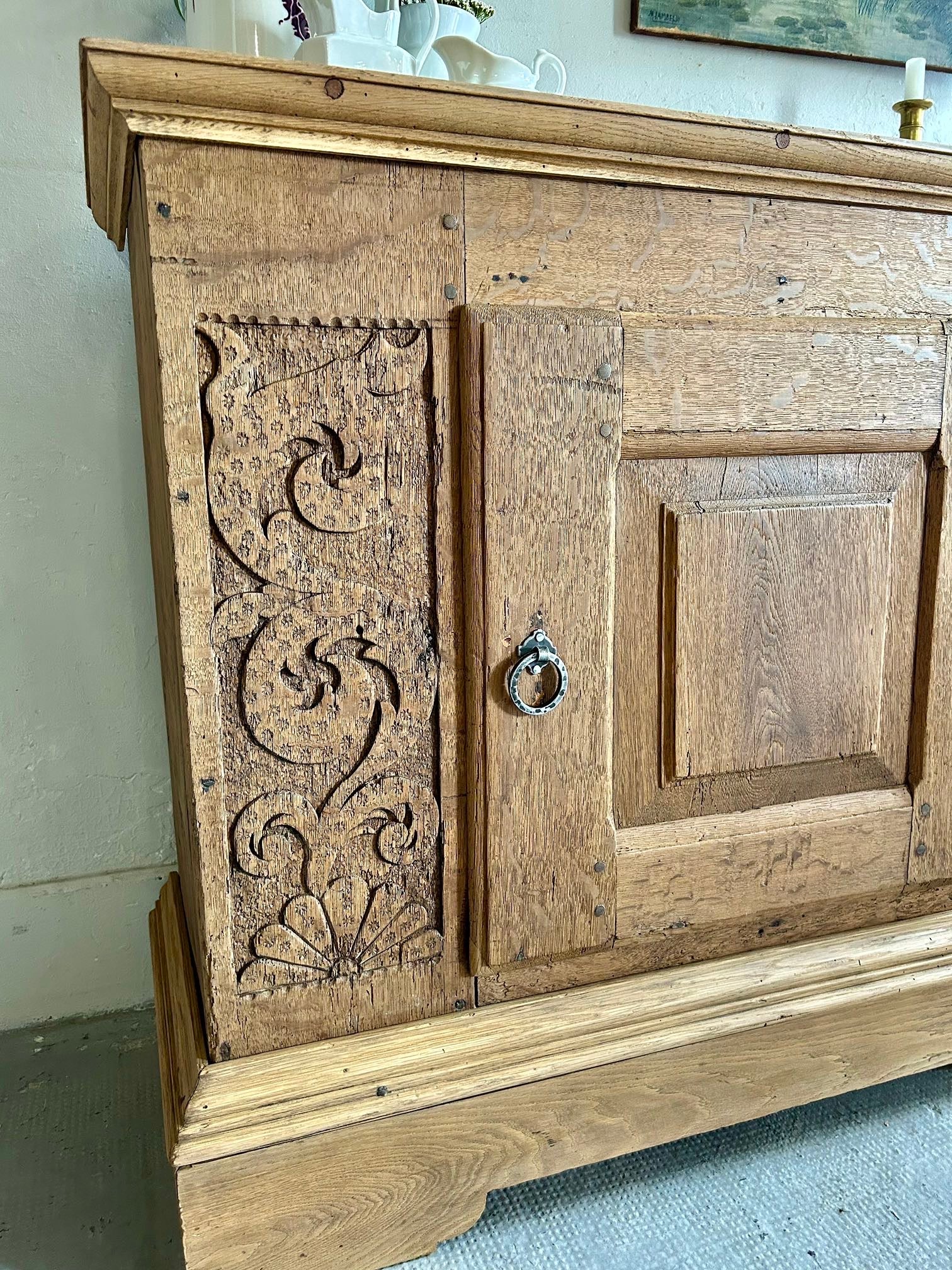 Buffet ancien en chêne sculpté   Patine
