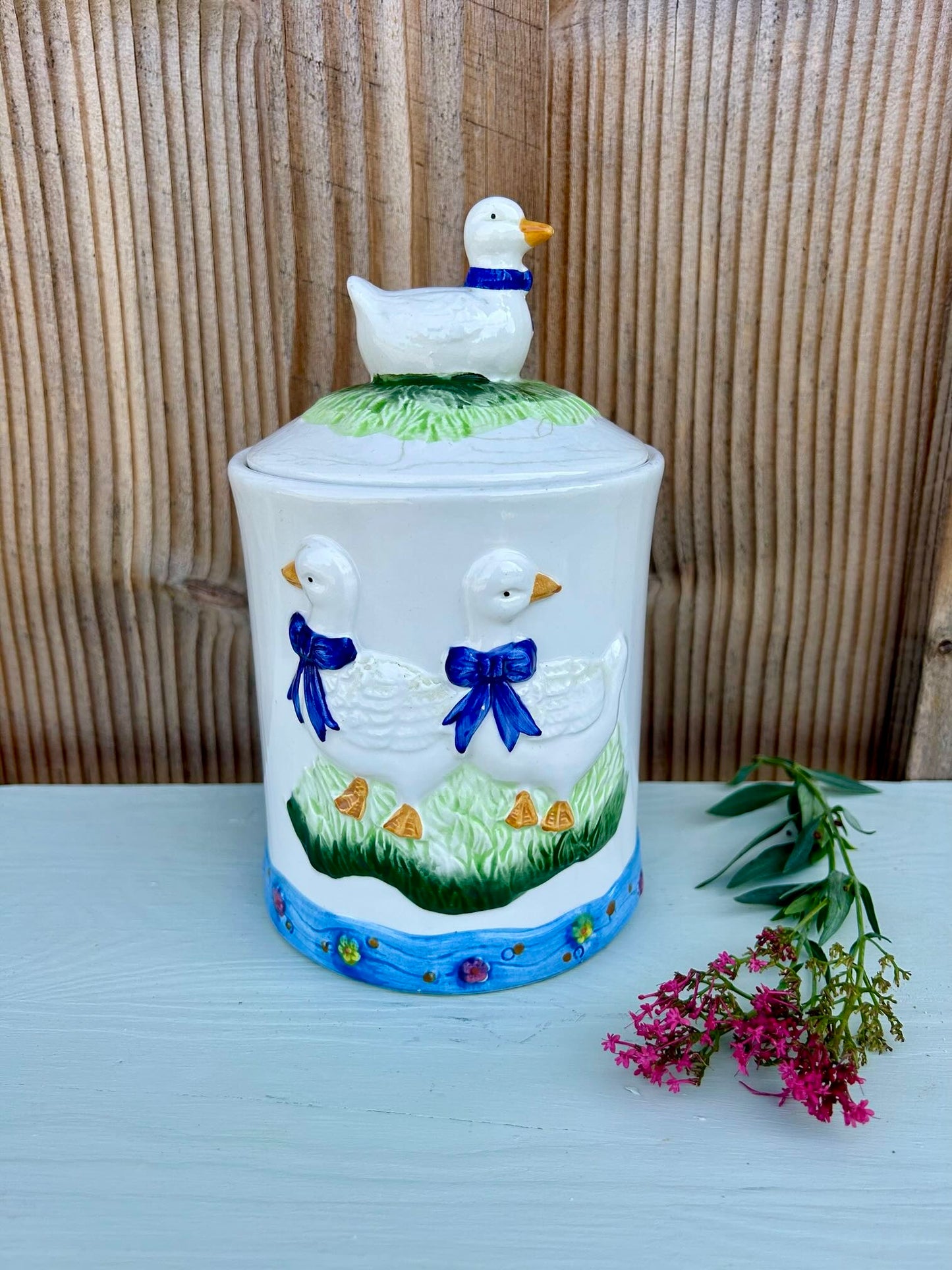 Pot à biscuits en barbotine aux oies   Patine