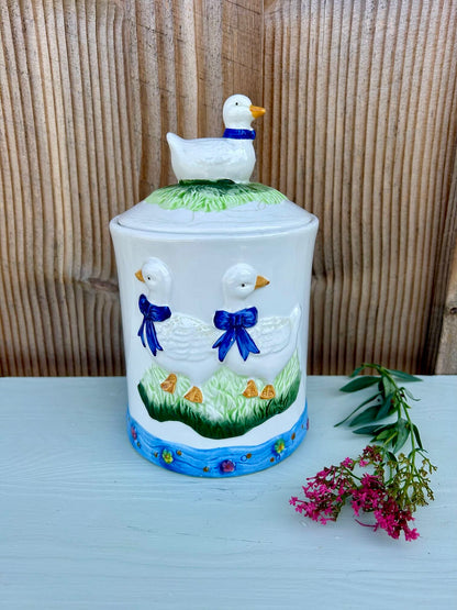 Pot à biscuits en barbotine aux oies   Patine