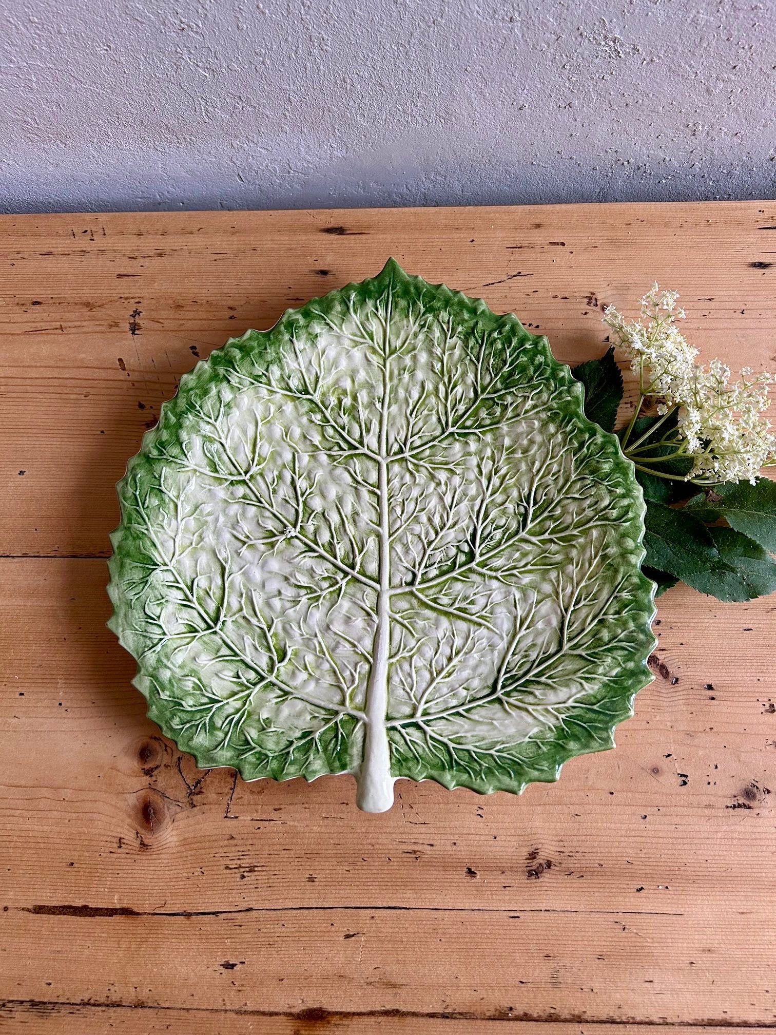 Plat feuille de chou en barbotine - Patine