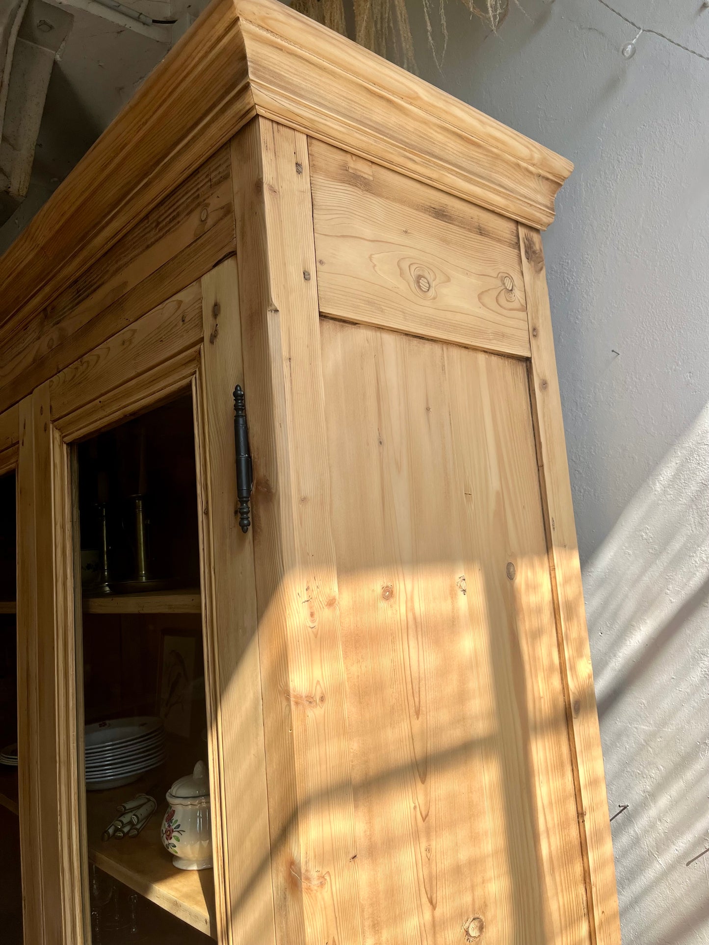 Armoire vaisselier ancien en pin massif portes vitrées