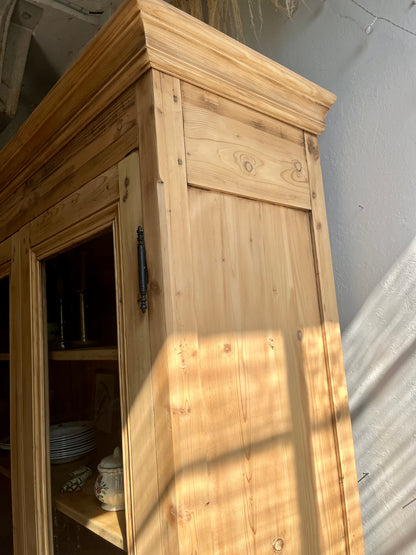 Armoire vaisselier ancien en pin massif portes vitrées