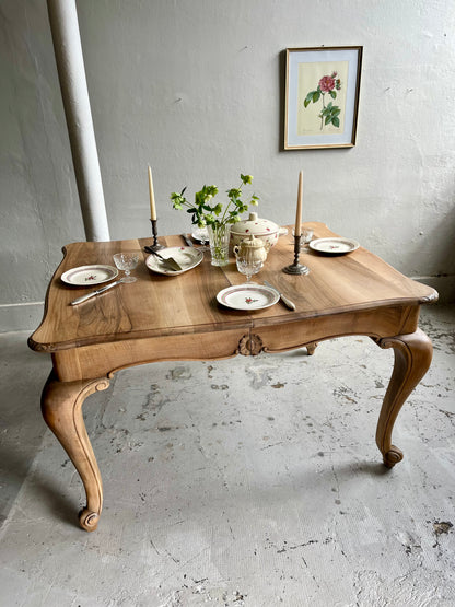 Table ancienne en noyer style Louis XV