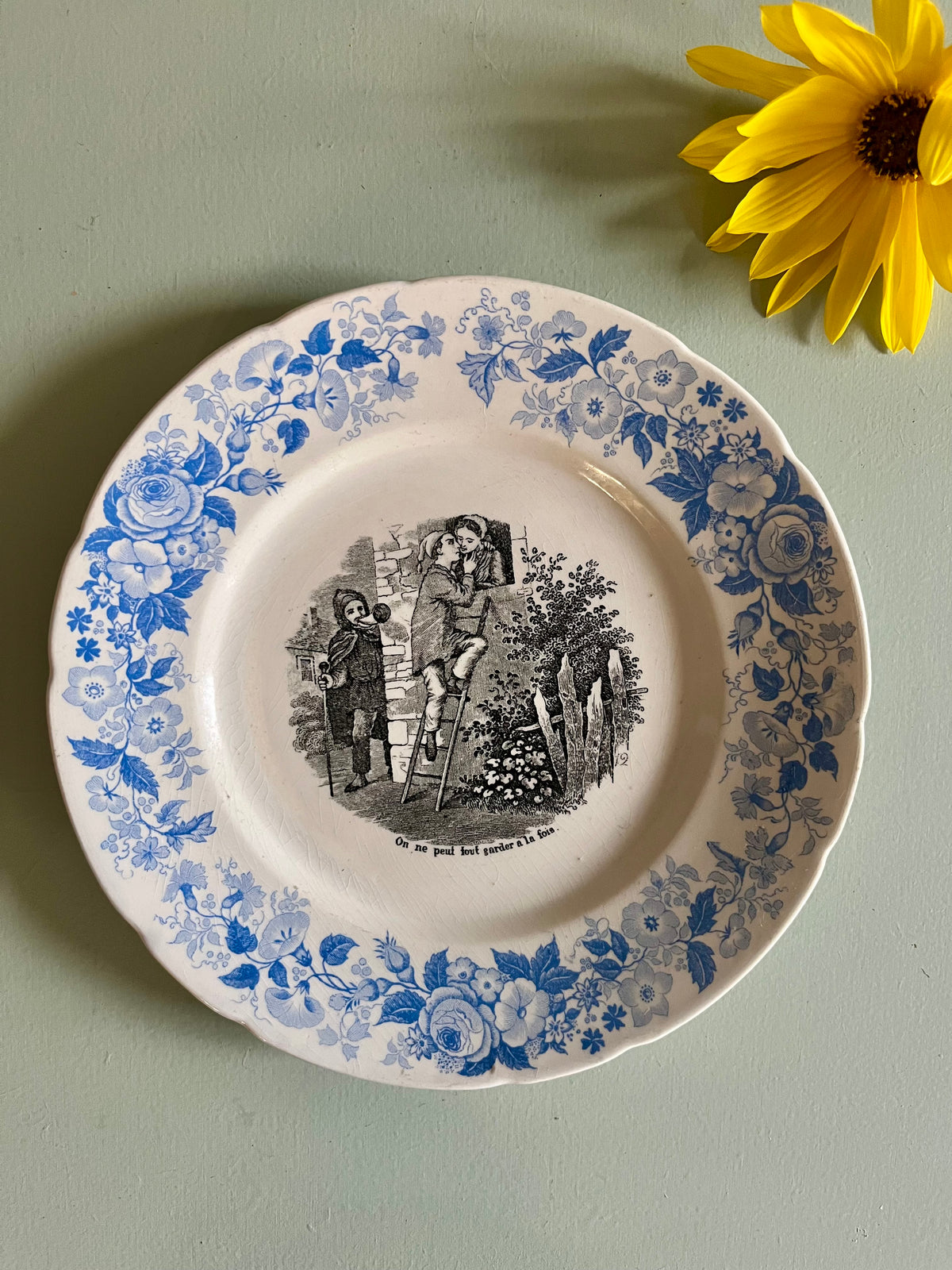 Assiette parlante ancienne Niderviller – Décor bleu fleuri  Vaisselle Patine