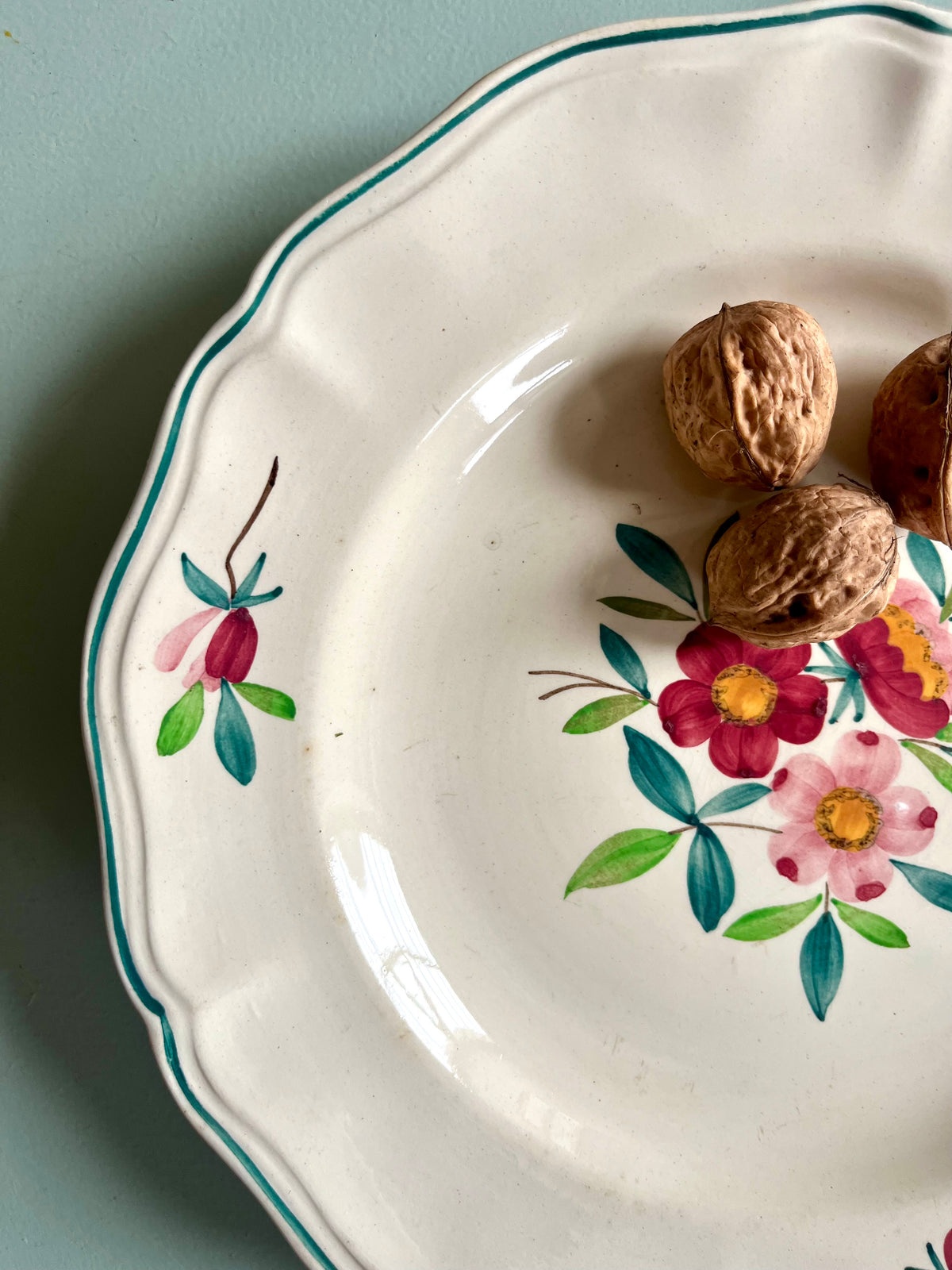 Assiette piédouche Sarreguemines modèle « Amazone »  Vaisselle Patine