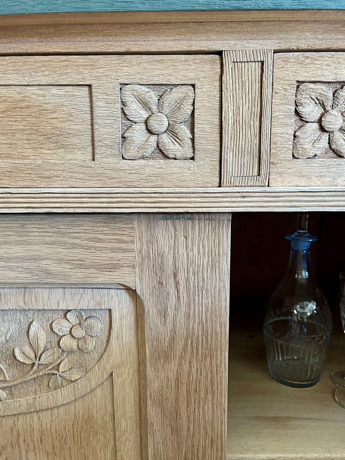Buffet sculpté en chêne  Meubles Patine